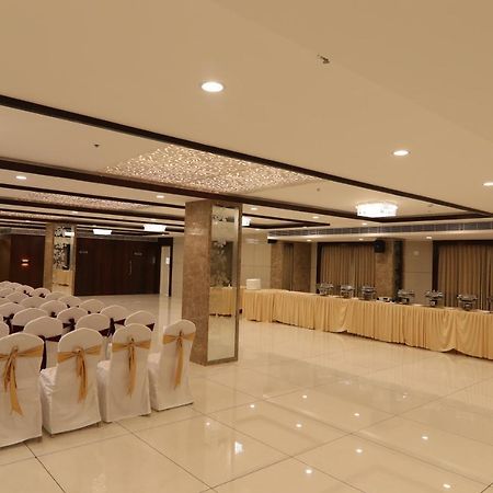 Sri Sri Sri Hotel Khammam Extérieur photo