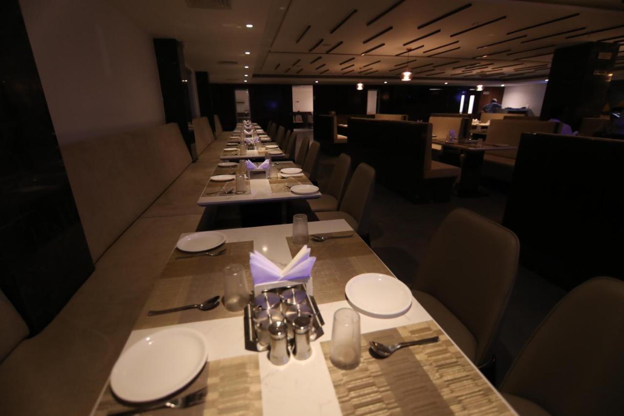 Sri Sri Sri Hotel Khammam Extérieur photo