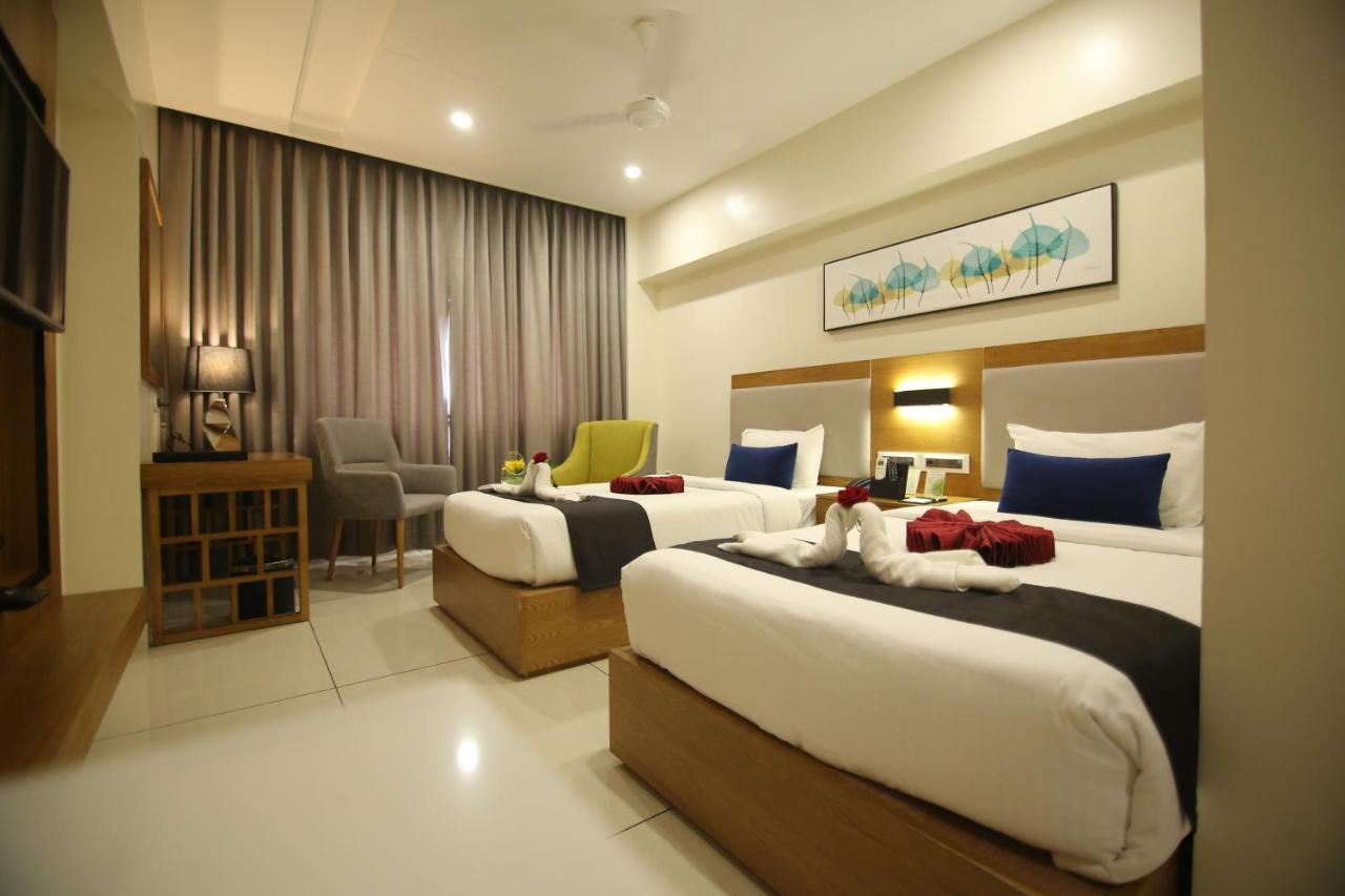 Sri Sri Sri Hotel Khammam Extérieur photo