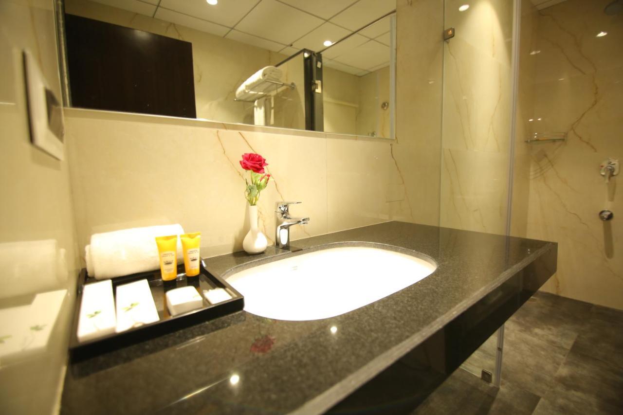 Sri Sri Sri Hotel Khammam Extérieur photo