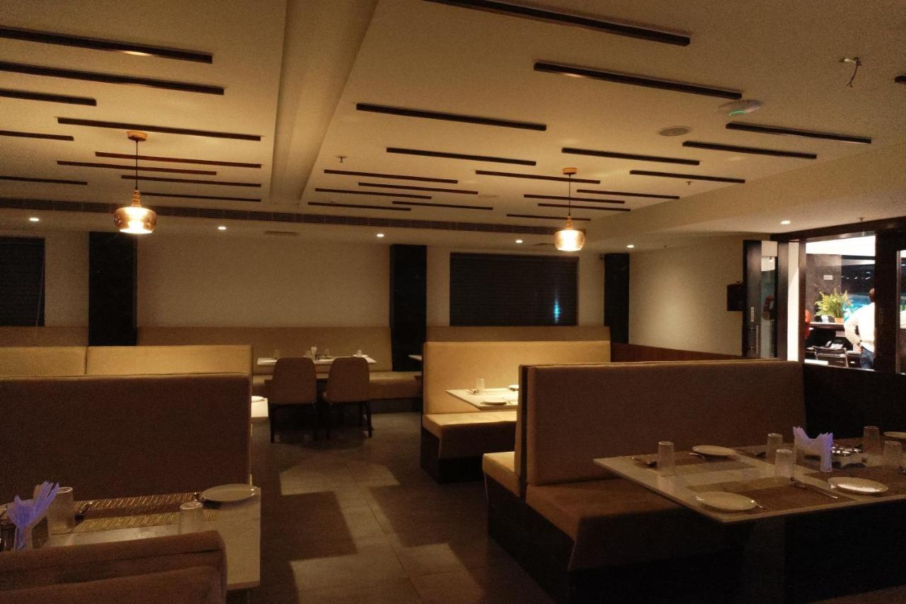 Sri Sri Sri Hotel Khammam Extérieur photo