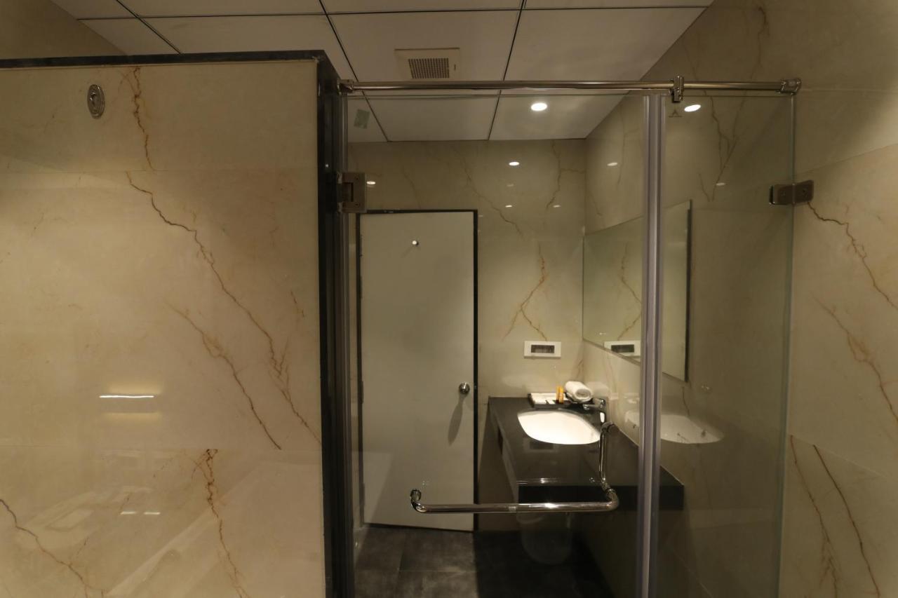 Sri Sri Sri Hotel Khammam Extérieur photo