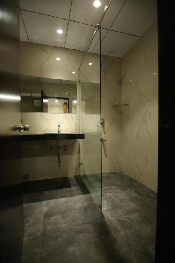 Sri Sri Sri Hotel Khammam Extérieur photo