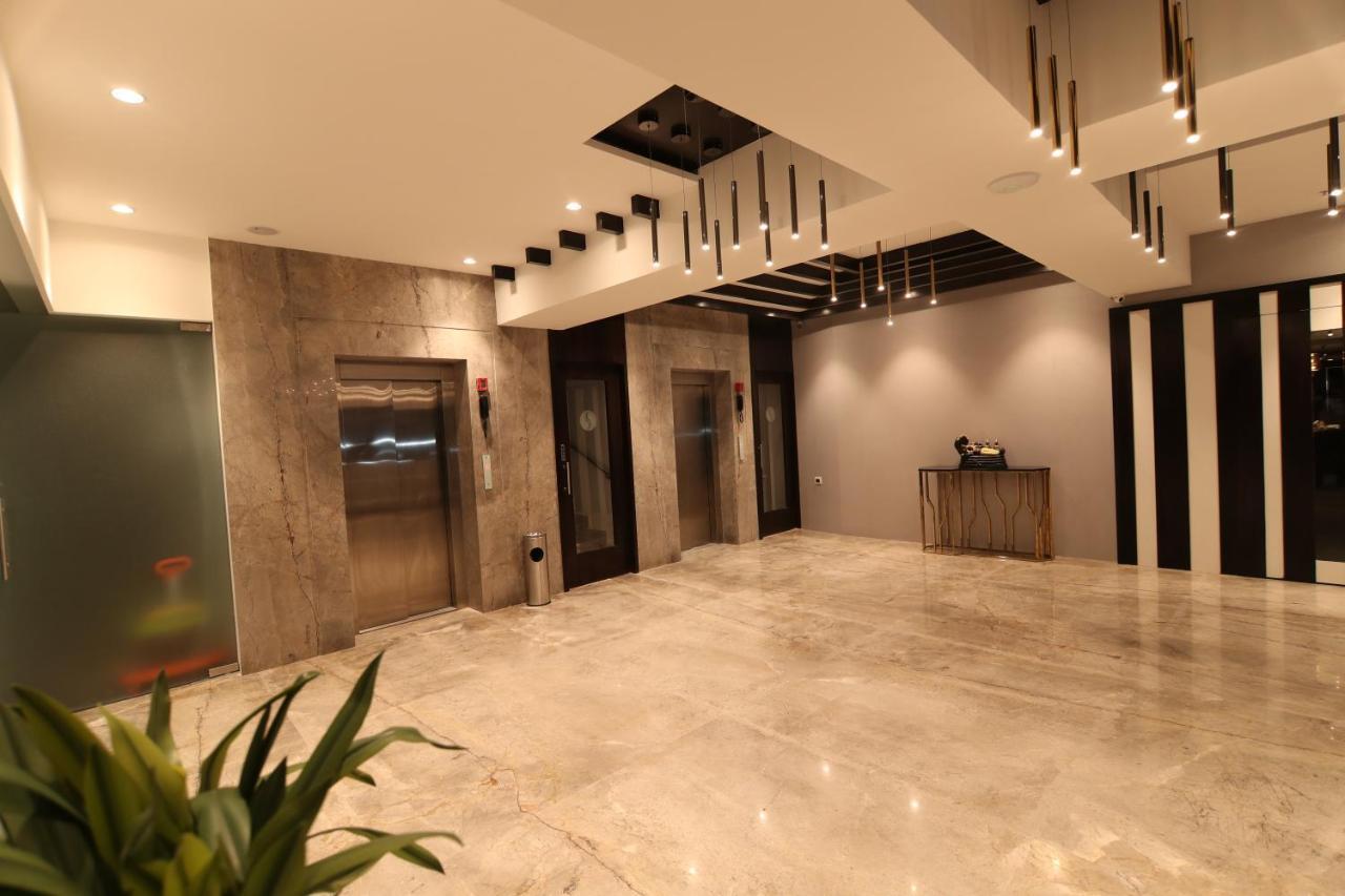 Sri Sri Sri Hotel Khammam Extérieur photo