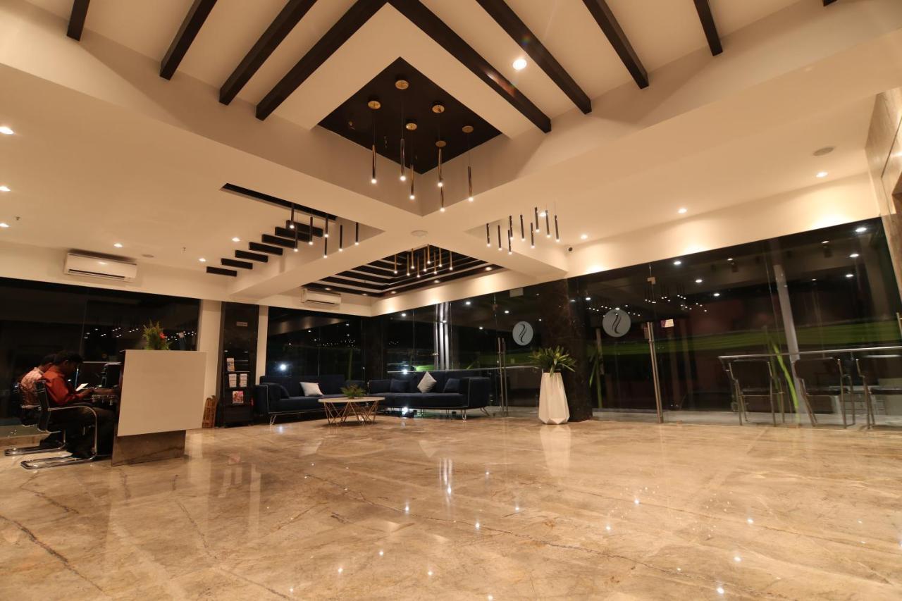 Sri Sri Sri Hotel Khammam Extérieur photo
