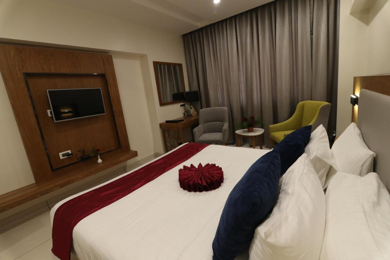 Sri Sri Sri Hotel Khammam Extérieur photo