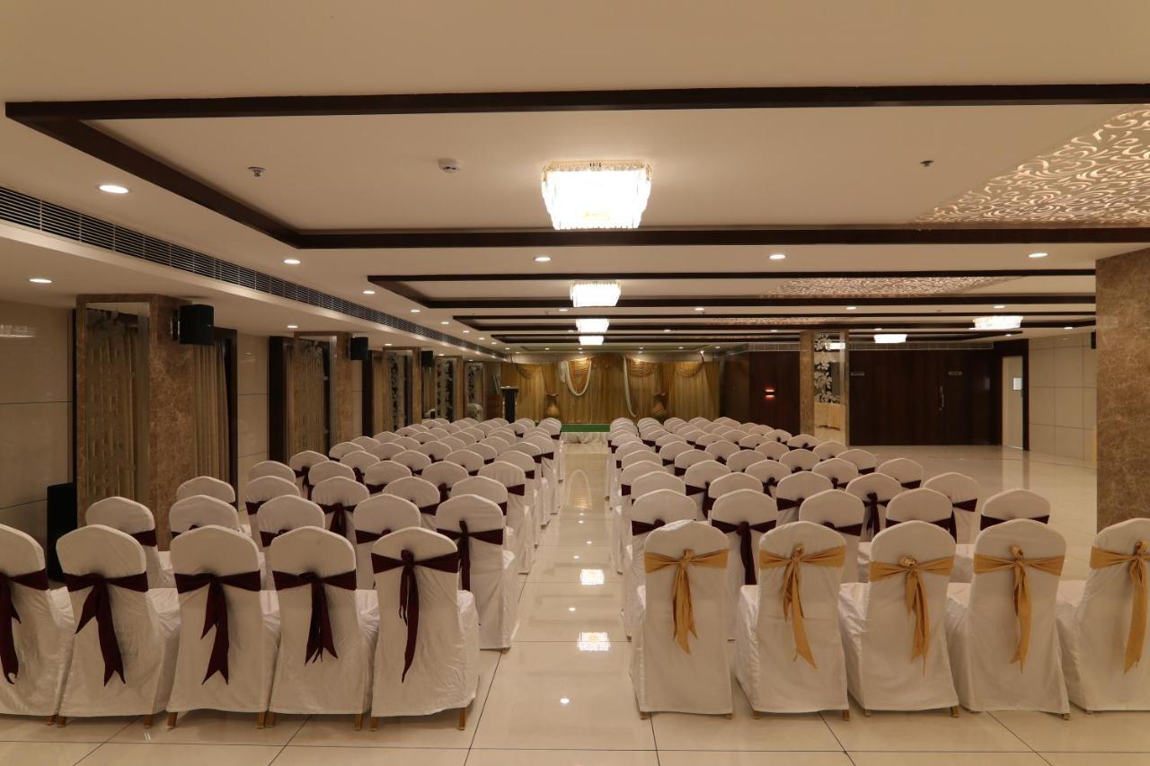 Sri Sri Sri Hotel Khammam Extérieur photo