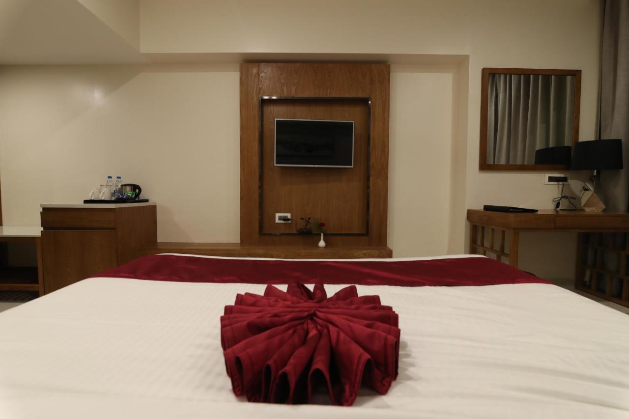 Sri Sri Sri Hotel Khammam Extérieur photo