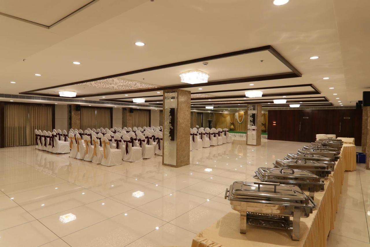 Sri Sri Sri Hotel Khammam Extérieur photo