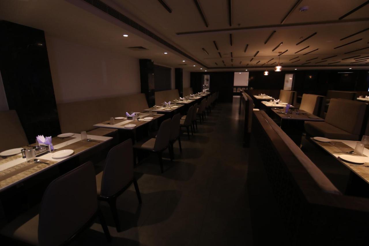 Sri Sri Sri Hotel Khammam Extérieur photo