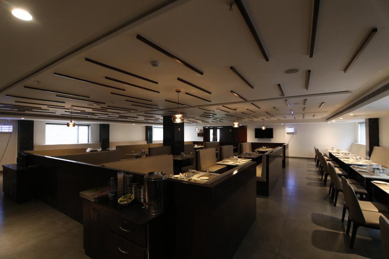 Sri Sri Sri Hotel Khammam Extérieur photo