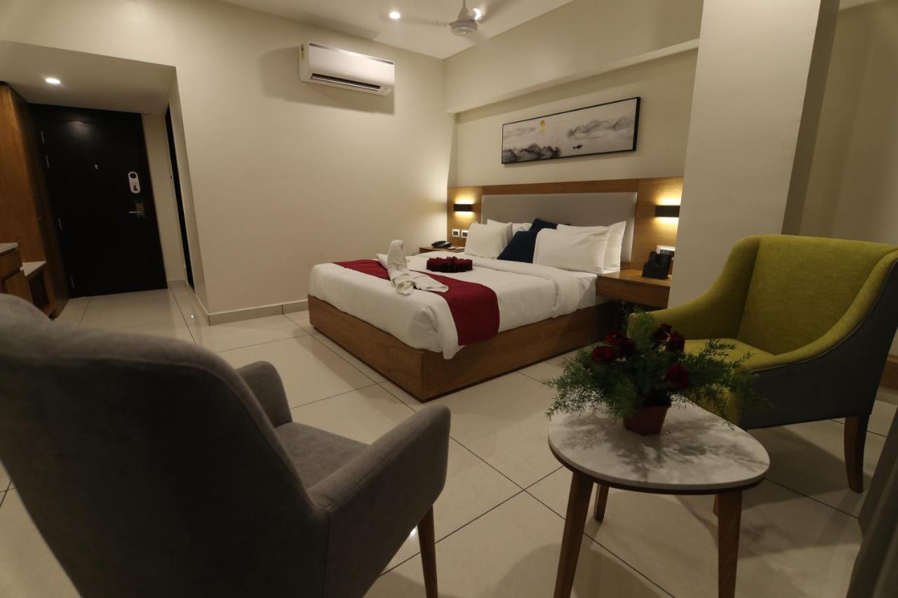 Sri Sri Sri Hotel Khammam Extérieur photo