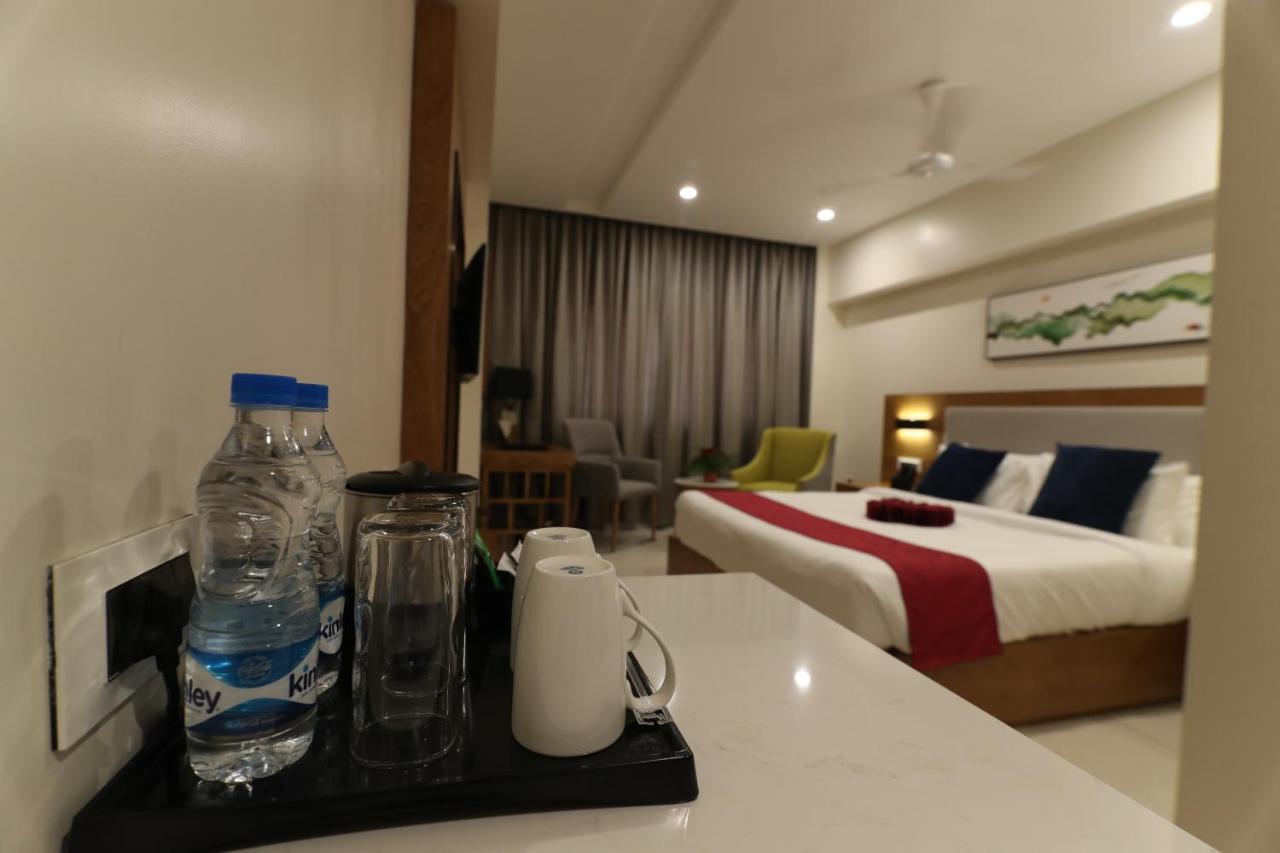 Sri Sri Sri Hotel Khammam Extérieur photo