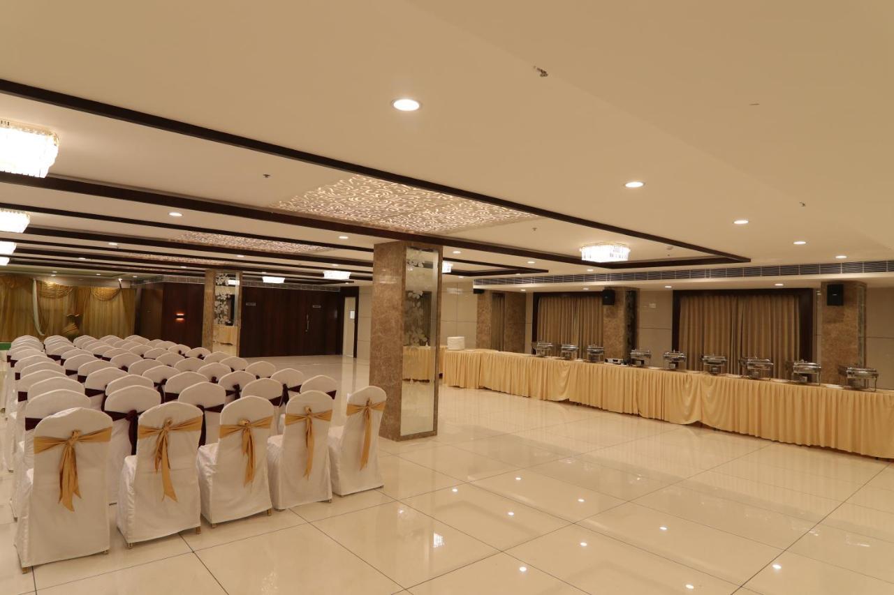 Sri Sri Sri Hotel Khammam Extérieur photo
