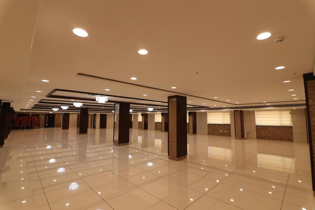 Sri Sri Sri Hotel Khammam Extérieur photo
