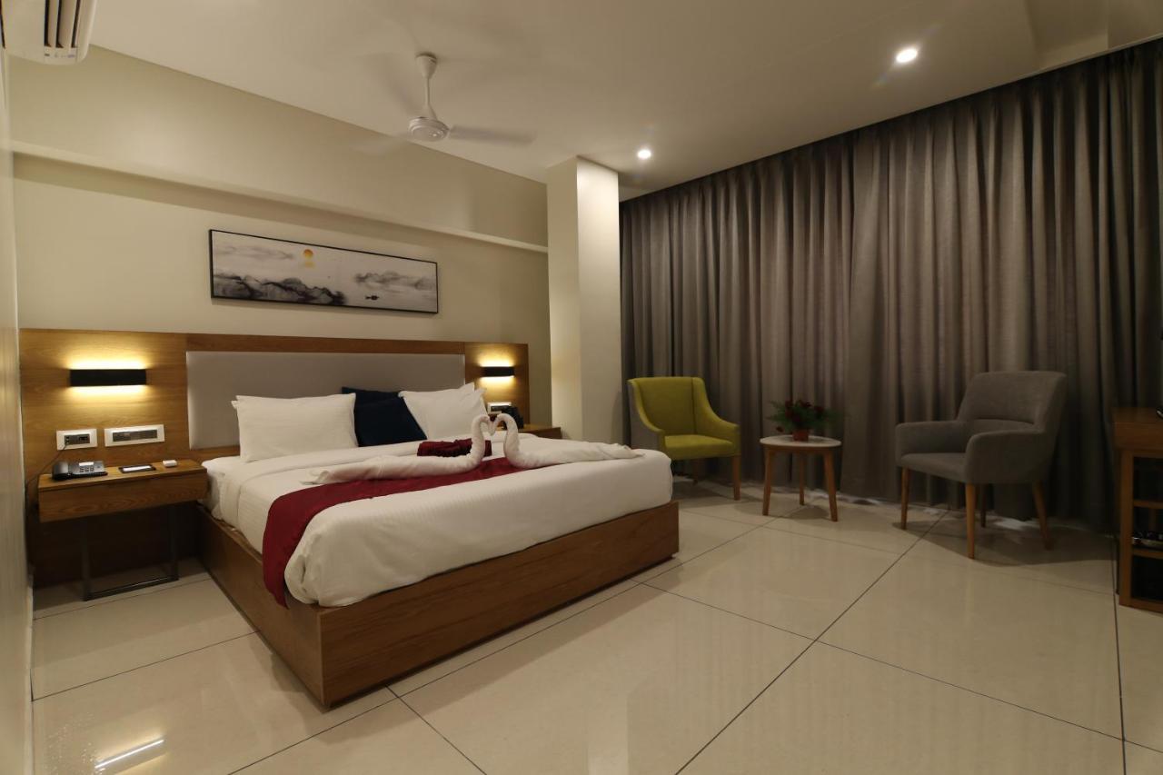 Sri Sri Sri Hotel Khammam Extérieur photo