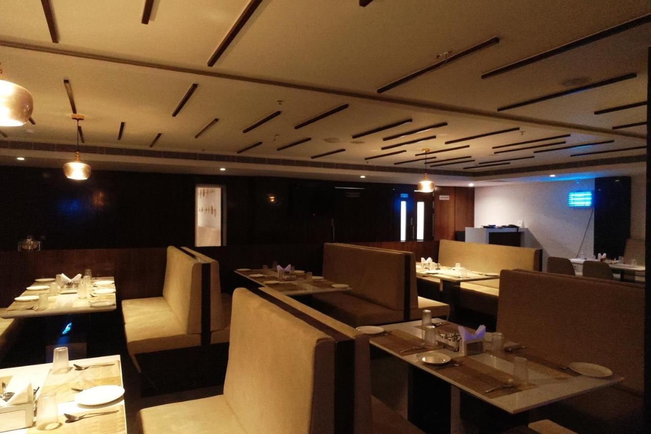 Sri Sri Sri Hotel Khammam Extérieur photo
