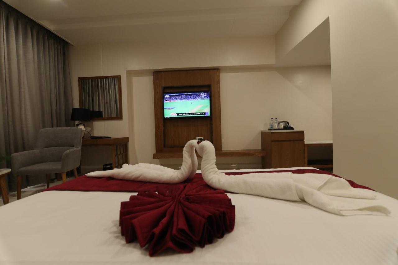 Sri Sri Sri Hotel Khammam Extérieur photo