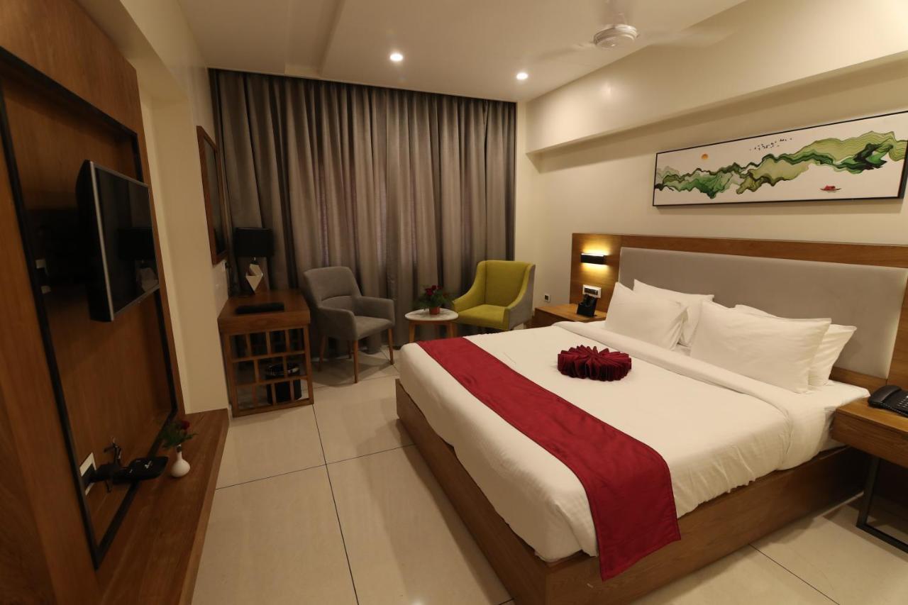 Sri Sri Sri Hotel Khammam Extérieur photo